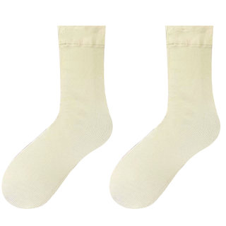 Мягкие и восковые икры в вертикальную полоску в вечернем классе могут достигать уровня выше колена.