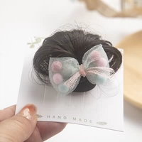 Вьющиеся волосы из зеленой пряжи