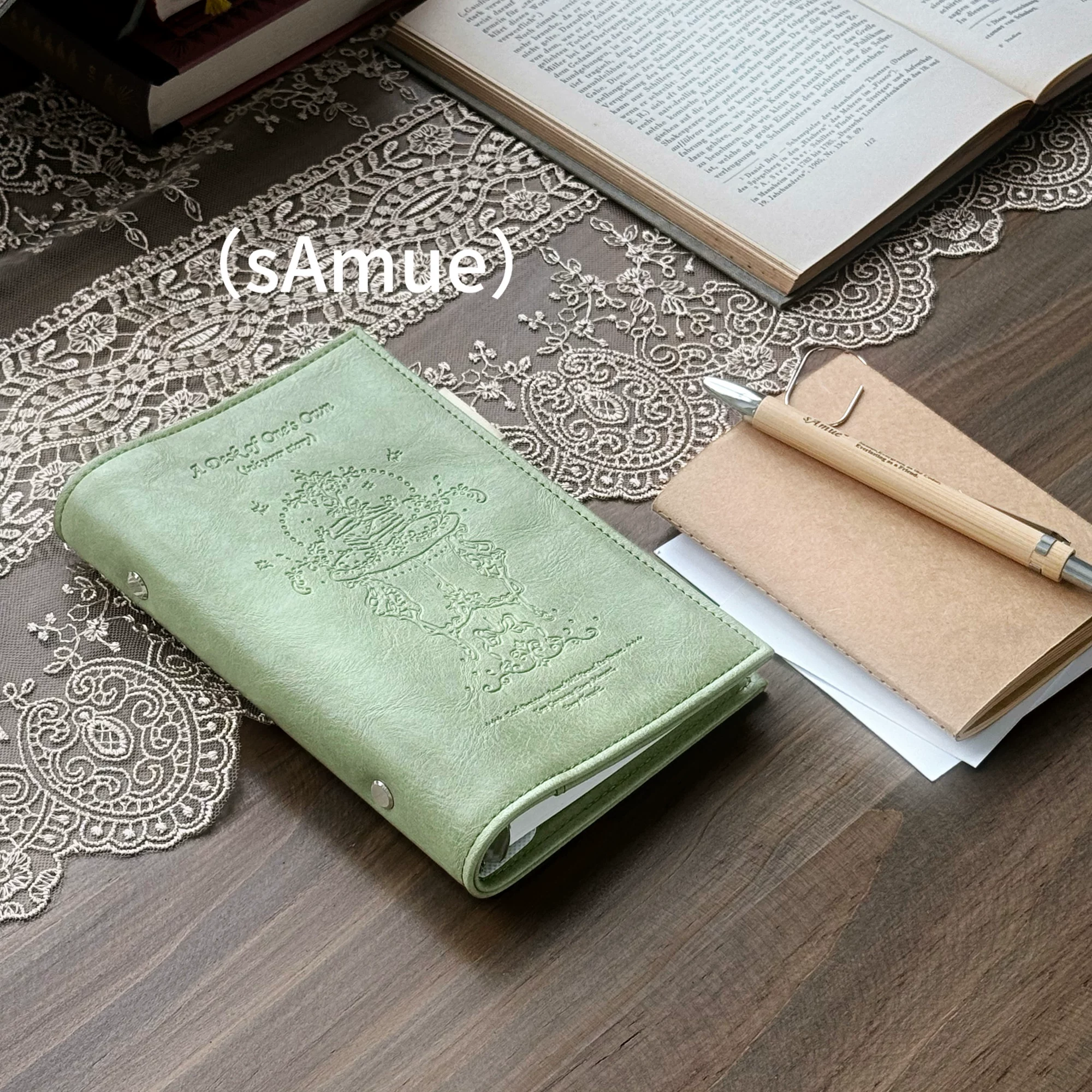 Античный ноутбук, книга, подлинный карманный кошелек, отрывающийся лист