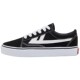 ດຶງເກີບຜ້າໃບຄູ່ກັບເກີບ sneakers ປົກກະຕິ