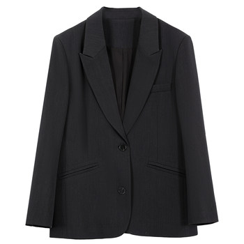 Tumando gaozhi wears fashionable casual suits