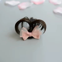 Один розовый вьющийся волос