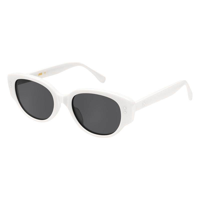 Beach vacation sunglasses make round face look smaller