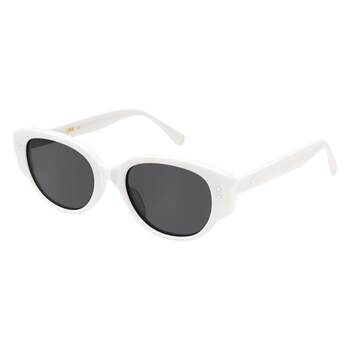 Beach vacation sunglasses make round face look smaller