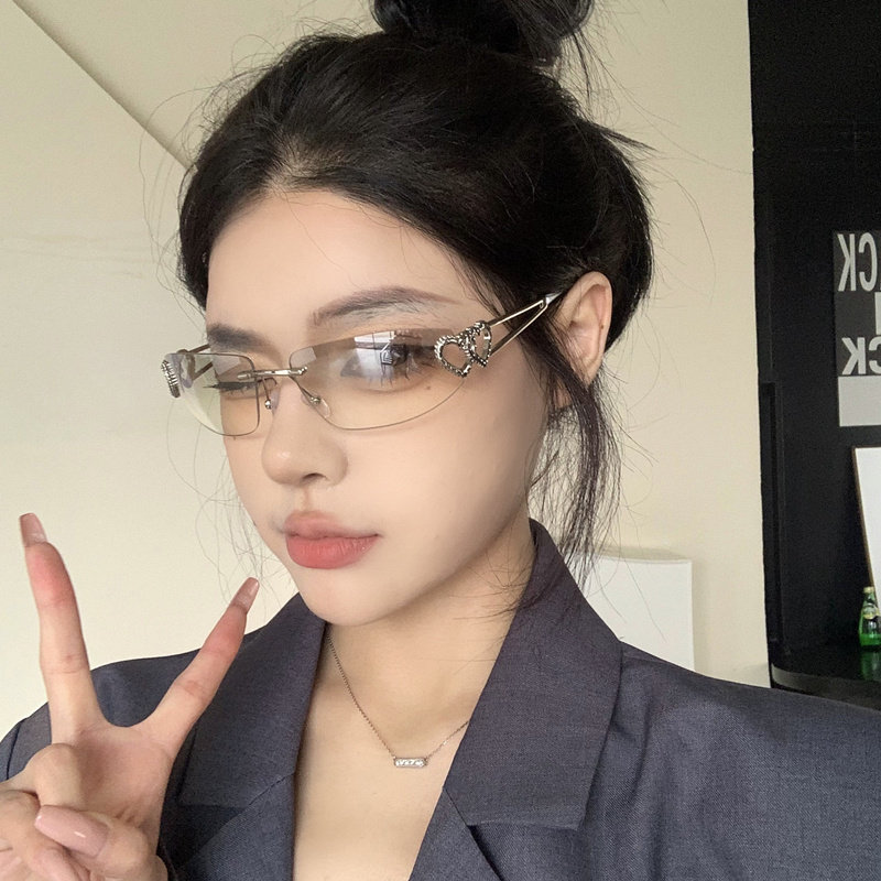 Unique frameless heart-shaped mercury cat-eye sunglasses, trendy European and American style, Y2K fashion, street style, internet celebrity sunglasses for women.