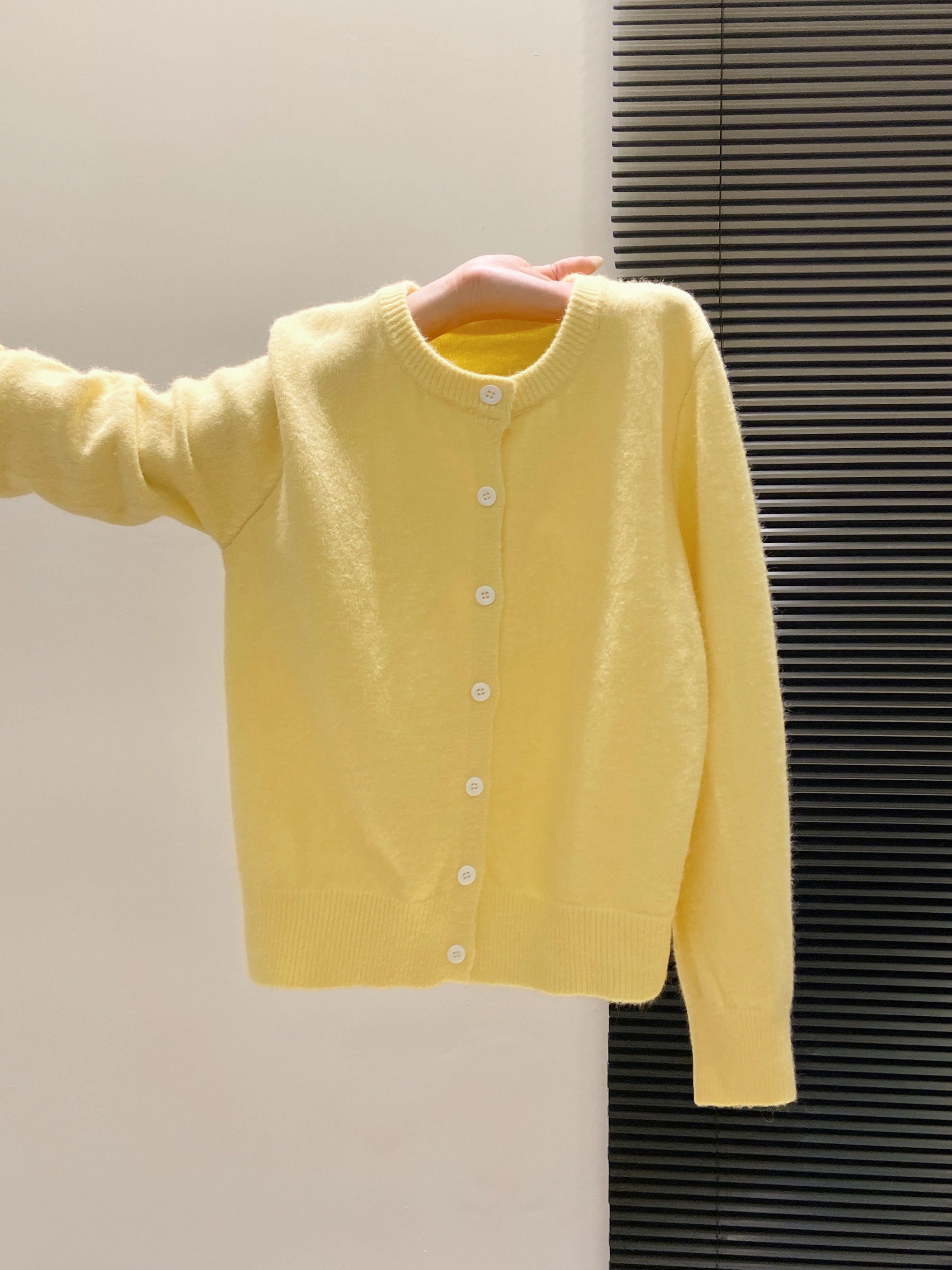 เสื้อคาร์ดิแกนไหมพรมฤดูหนาว สีลูกอมโดปามีน ลดอายุ สำหรับผู้หญิง เสื้อตัวบนทรงหลวมสบาย สไตล์ขี้เกียจ ฤดูใบไม้ร่วง แจ็กเก็ตถักแบบกระดุมหน้าเดียว