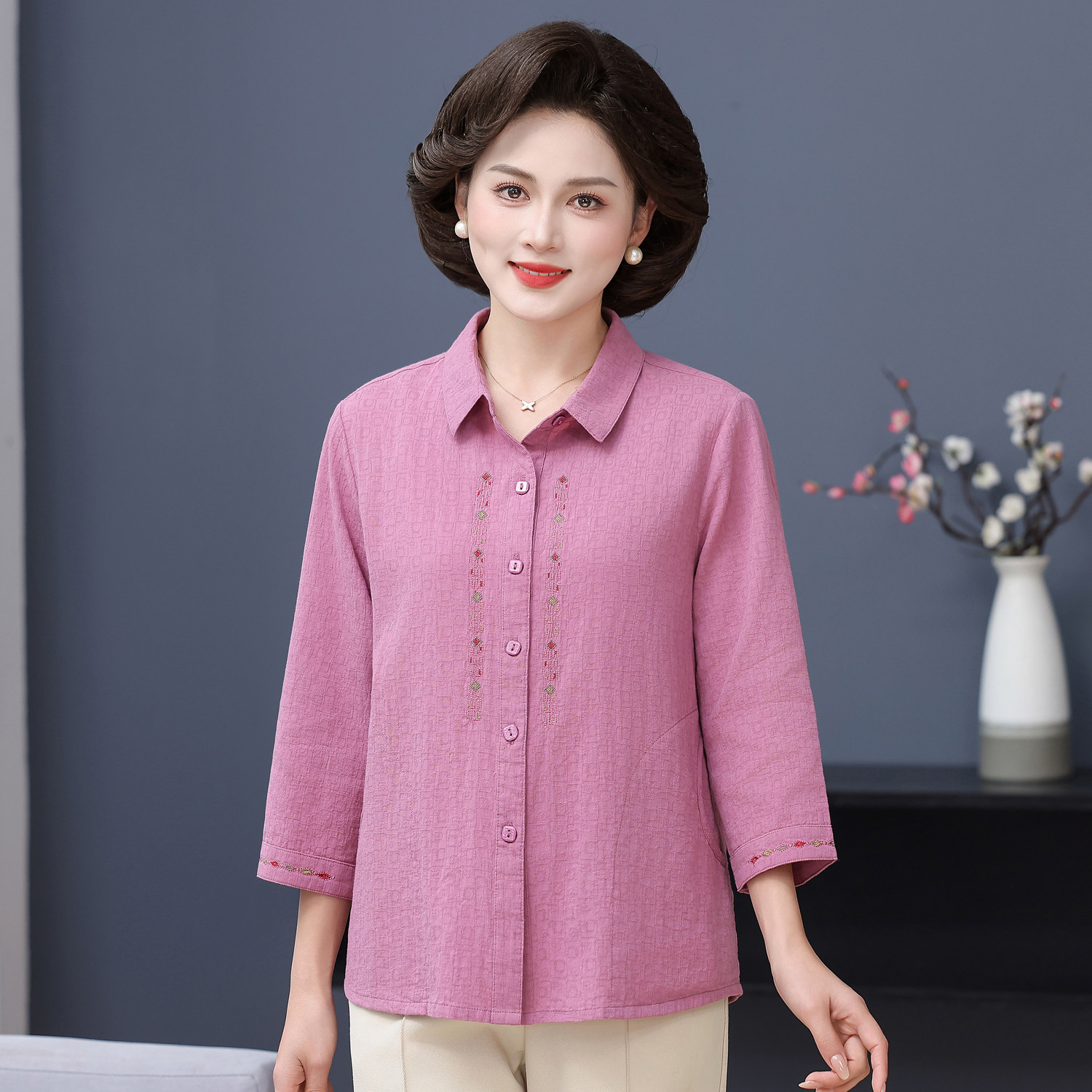 เสื้อเชิ้ตผ้าฝ้ายแขนสามส่วน สไตล์ใหม่ สำหรับฤดูใบไม้ผลิและฤดูร้อน เหมาะกับสตรีวัยกลางคนและผู้สูงอายุ เสื้อคาร์ดิแกนผ้าฝ้ายเนื้อบางสำหรับคุณยาย แฟชั่นทันสมัย