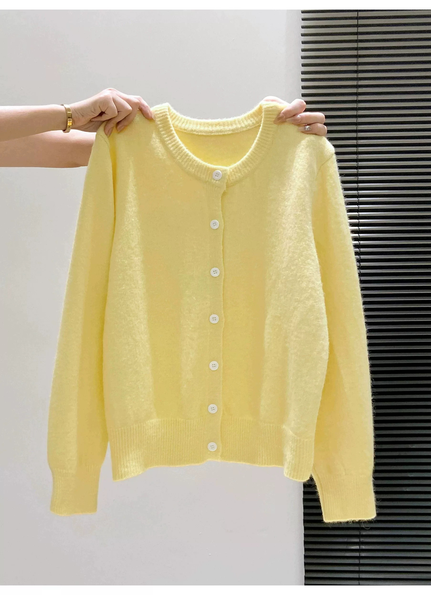 เสื้อคาร์ดิแกนไหมพรมคอกลม สไตล์บริติช Dhwa กระดุมหน้าเดียว สำหรับผู้หญิง ดีไซน์ใหม่ฤดูใบไม้ผลิและฤดูใบไม้ร่วง เสื้อโค้ทไหมพรมเนื้อนุ่ม ดูอ่อนเยาว์ เหมาะกับการเดินทาง