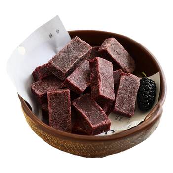 Small square mulberry and hawthorn strip snacks are sour and sweet for appetizing and relieving fatigue.