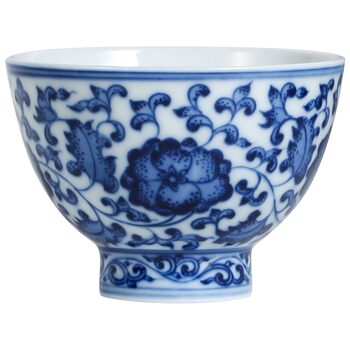 Jingdezhen chai kiln ຈອກ lotus ສີຟ້າແລະສີຂາວທີ່ມີຕີນສູງແລະເມັດ lotus