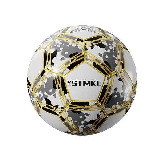 Los alumnos de primaria de fútbol practican con un balón especial para que los alumnos de secundaria realicen el examen de ingreso a la secundaria.