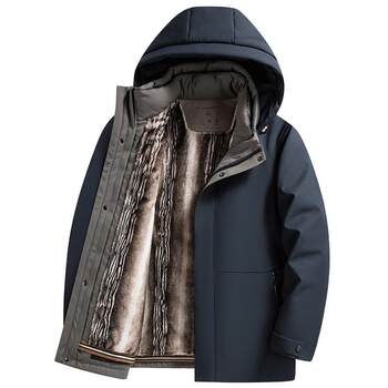 Luo meng, middle-aged and elderly men often wear hooded goose down jackets