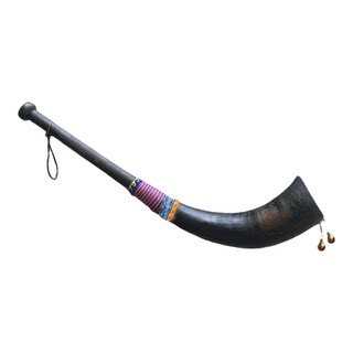 Los antiguos sacerdotes taoístas del pueblo wa en yunnan tocan el cuerno de un buey largo