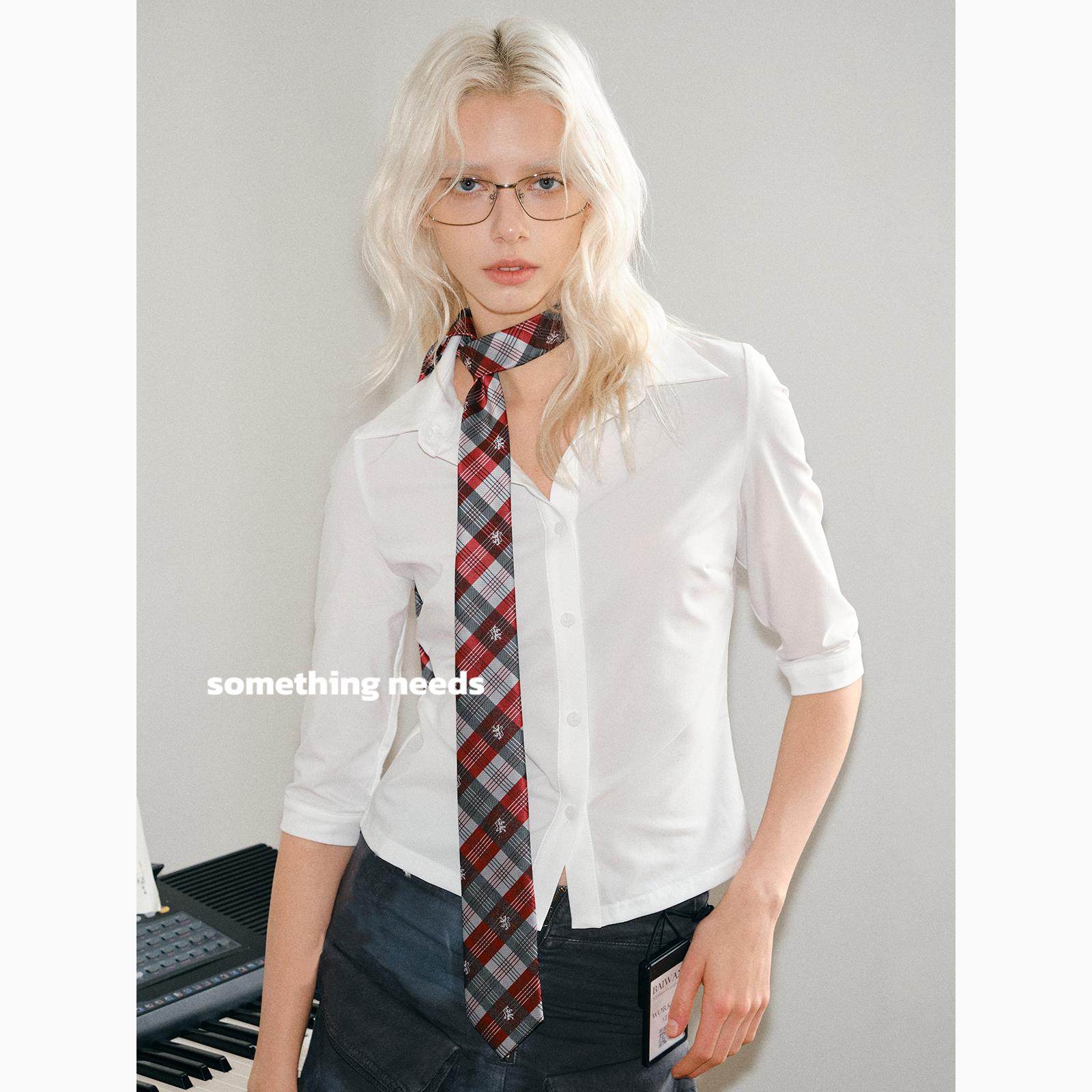 Zheng Baiwan's fashionable classic plaid grey tie for women is versatile and a new Korean spring style, exuding a trendy and stylish vibe.
