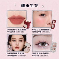 Персиковое дерево цветет