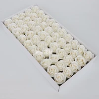 [Чистый белый] 50 маленьких красных цветков одного стиля.