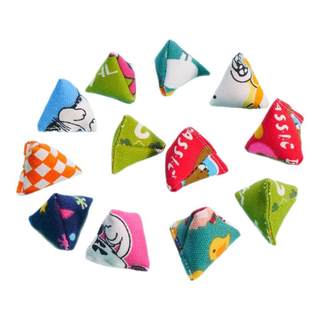 Ло Тай ловит камешки, бросает камешки, собирает мешки с песком.