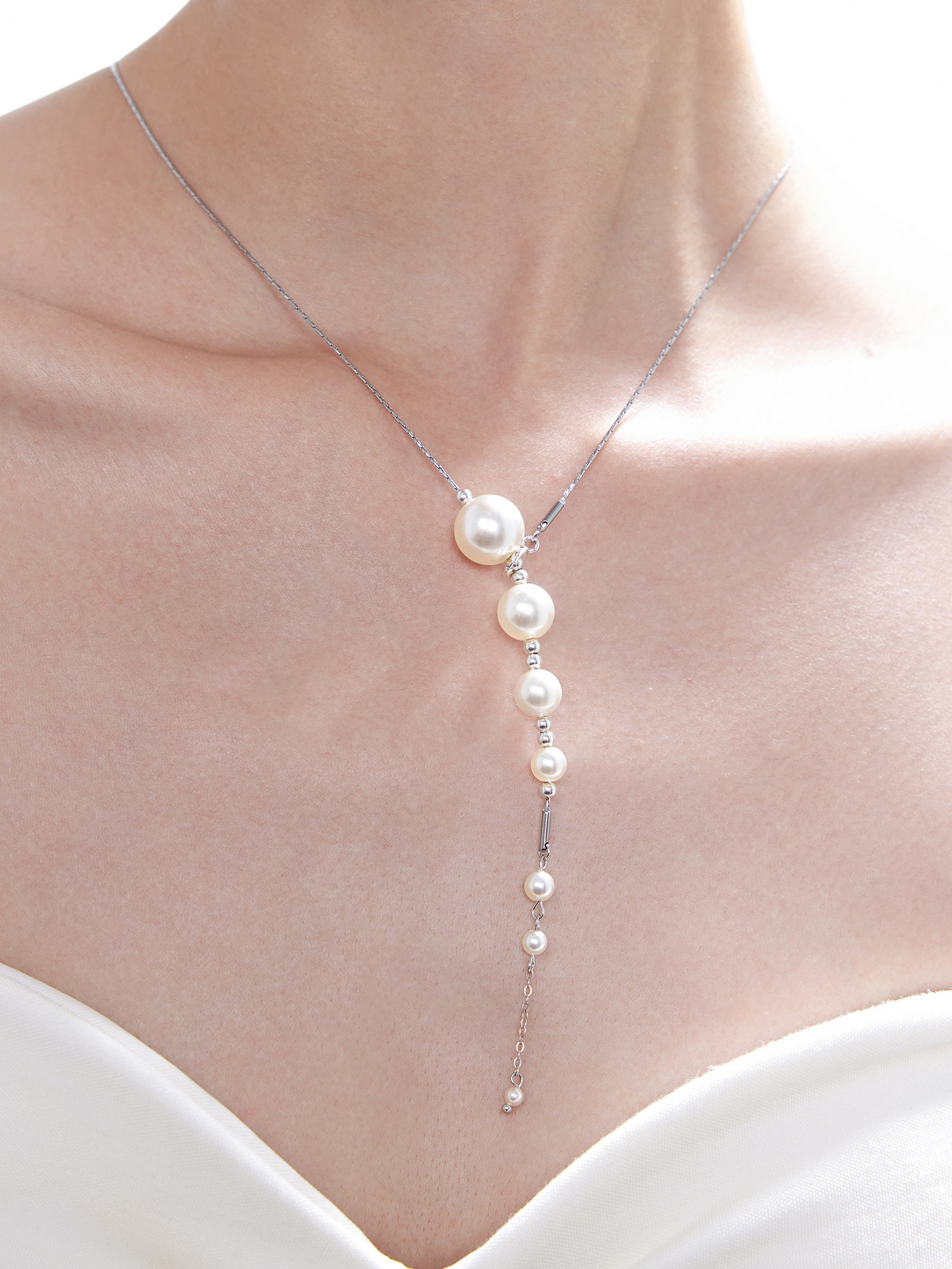 Floating U-shaped fragmented urban original casual buckle design pearl necklace choker elegant collarbone chain with a high-end feel