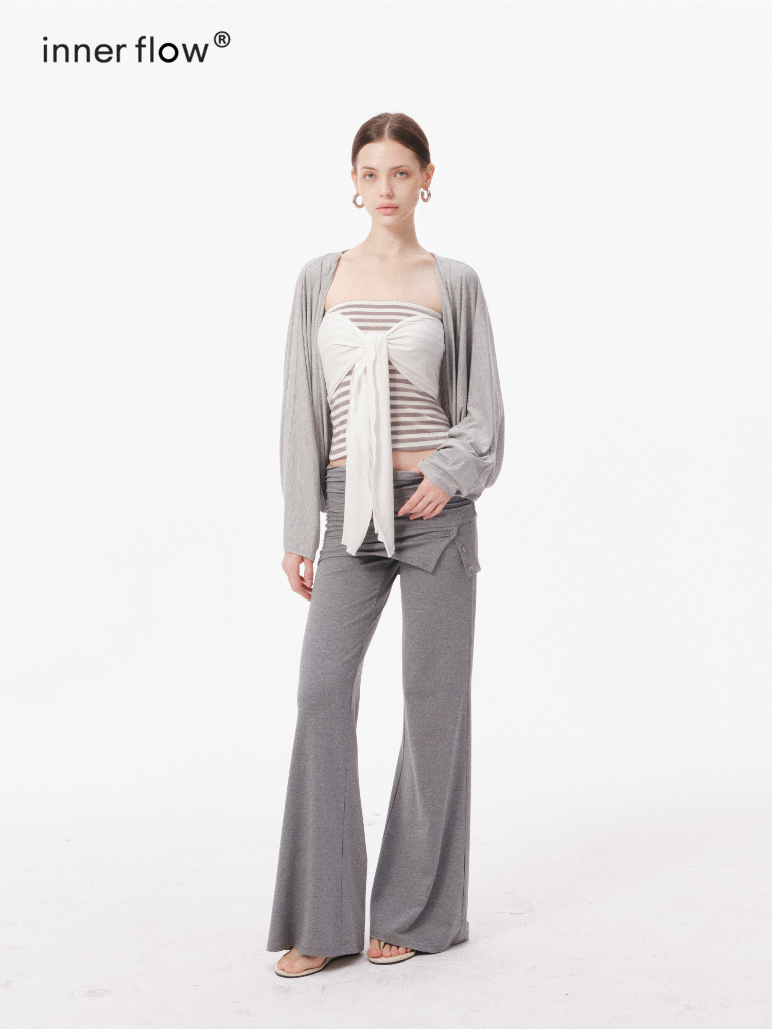 INNERFLOW's relaxed, pressure-free Tencel wool gray outer layer + striped tube top + trousers create a慵懒 (yōnglǎn - relaxed/lazy) style suit.