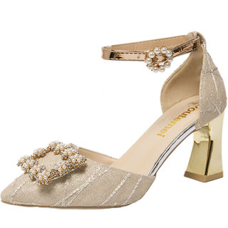 Bridesmaids pointed to thin and rhinestone pearls