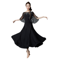 The modern dance dress competition performed the new national standard waltz social dance with a large swing and hot diamond gradient dress.