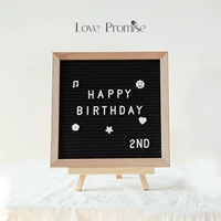 Черная доска для объявлений с буквами и подставкой в комплекте.