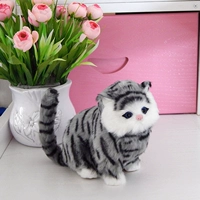 Поддельный белый толстый кот — сине-белый узор с маленьким колокольчиком.