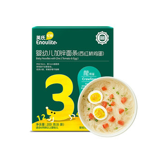 Папа рассматривает различные вкусы британской лапши