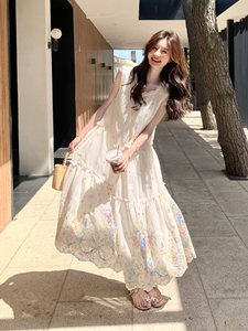白色多巴胺碎花法式连衣裙2026新款女夏独特绝美减龄度假无袖裙子