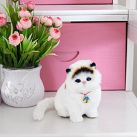 Поддельный белый толстый кот — черный лоб с маленьким колокольчиком.