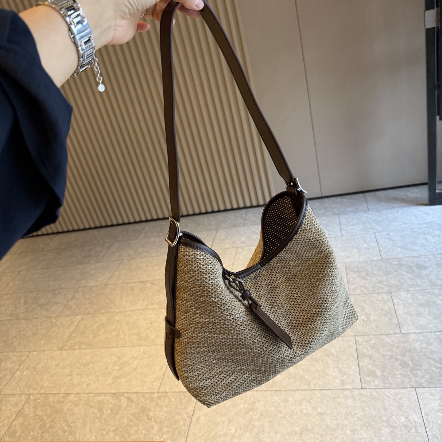 Korean retro-style flyknit fabric and top-grain cowhide underarm bag, niche large-capacity tote bag, versatile for commuting and crossbody.