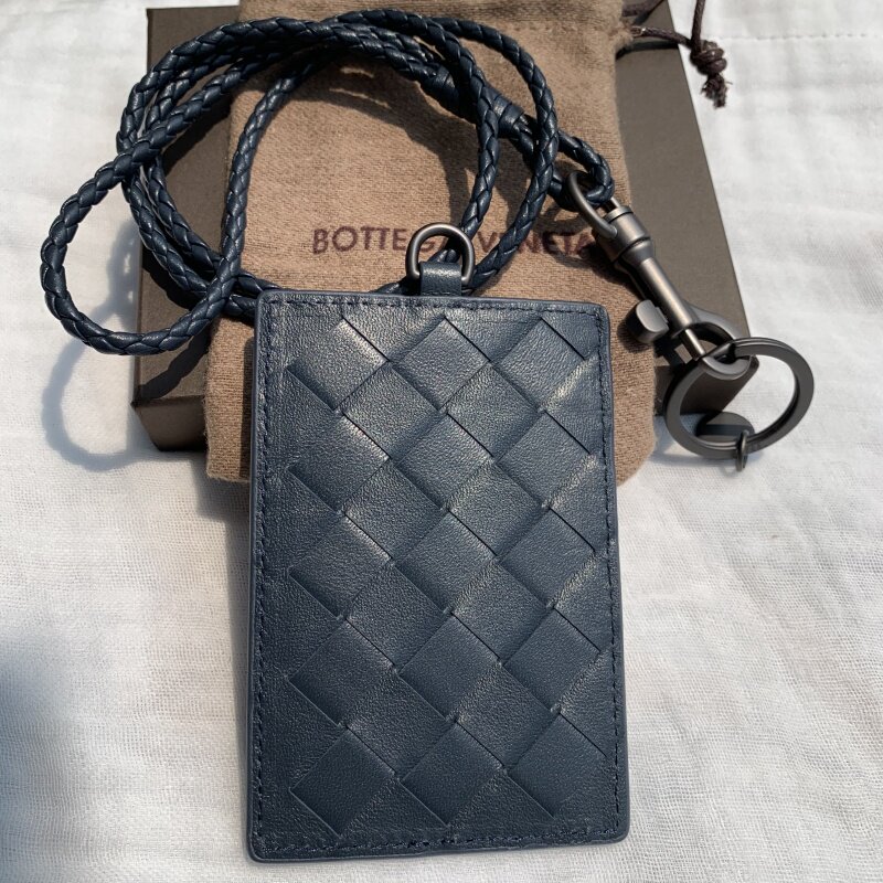 Genuine leather ID card holder with large grid pattern, sheepskin woven name tag, men's and women's lanyard, access card, work ID badge, neckband.