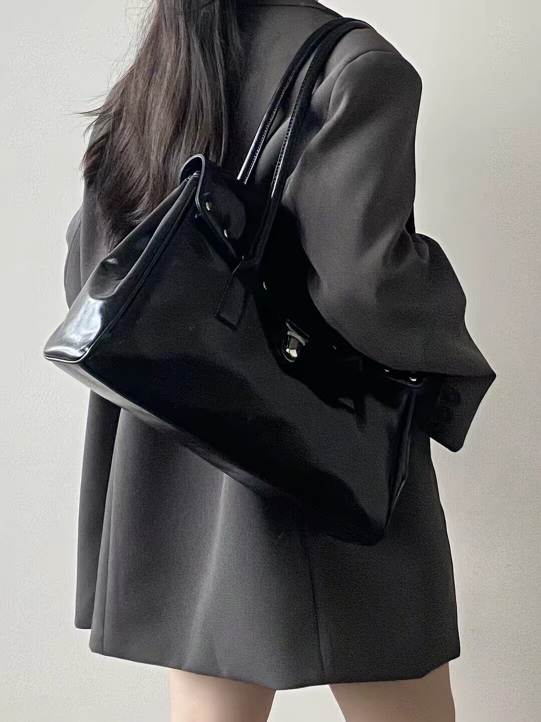 Burgundy single-shoulder underarm briefcase, 2026 new style, high-end wedding bag for women, large capacity commuter tote bag.