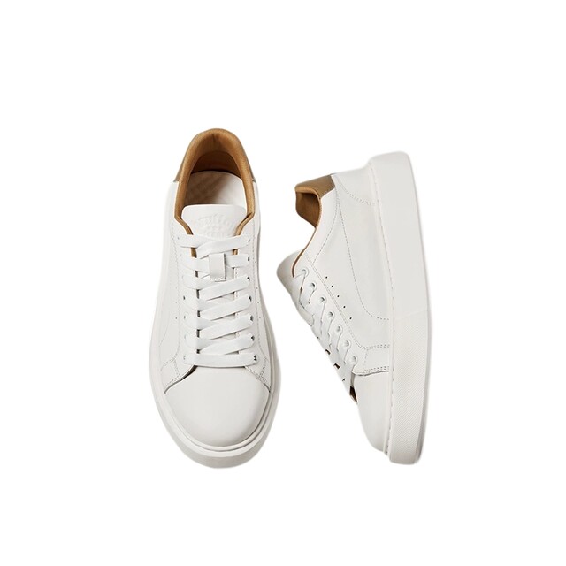 Simple cowhide white shoes