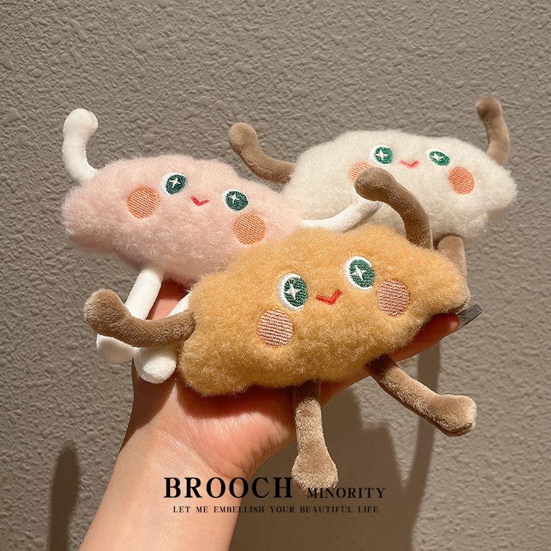 High-end curtain embellishments, small cartoon plush cute cloud brooches, smiley face and white cloud dolls, bags and accessories