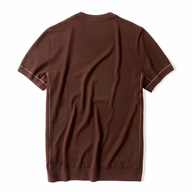 Mr. Bu's machine-washable woolen T-shirt fits snugly and won't irritate you.