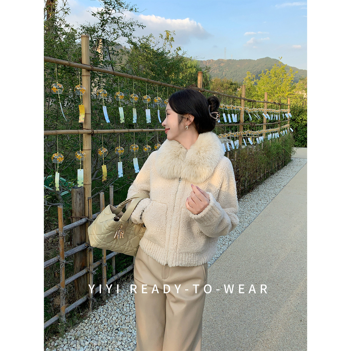 Yiyijia เสื้อโค้ทขนแกะไซส์เล็ก [หรูหรา อบอุ่นในฤดูหนาว] สำหรับผู้หญิง สไตล์สั้นฤดูใบไม้ผลิ พร้อมปกขนสุนัขจิ้งจอก
