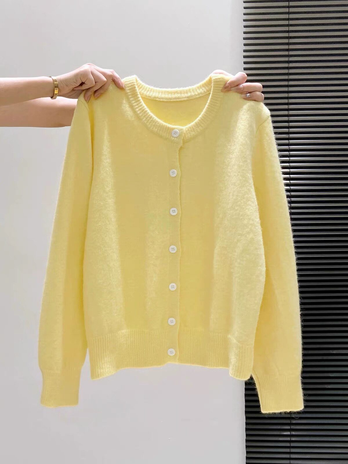 เสื้อถักคอกลมสีฟ้าอ่อน กระดุมหน้าเดียว สำหรับผู้หญิง ฤดูใบไม้ผลิและฤดูใบไม้ร่วง สไตล์ ins ใส่เดินทาง เสื้อคาร์ดิแกนไหมพรมเนื้อนุ่ม ดูอ่อนเยาว์