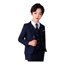 The big boy in the boys suit is handsome and handsome. The British childrens piano performance recitation flower girl host dress