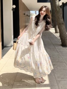 米白色重工刺绣印花无袖背心连衣裙女夏季法式温柔俏皮减龄长裙子