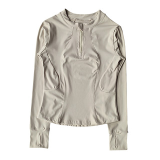 Полумолния с длинными рукавами, облегающая и быстросохнущая.