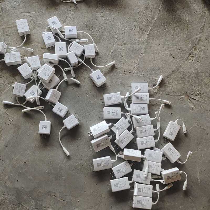Repair Shop Negotiates Price for Disassembled Power Adapters on Clearance for 2.99 Yuan Each Repair Shop Negotiates Price for Disassembled Power Adapters on Clearance for 2.99 Yuan Each