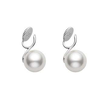 Delta tahitian high heels and pearl earrings