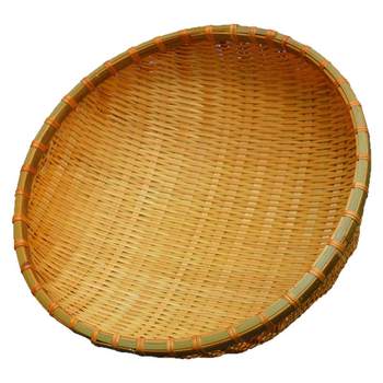 Farmers have a round basket of bamboo weaving baskets
