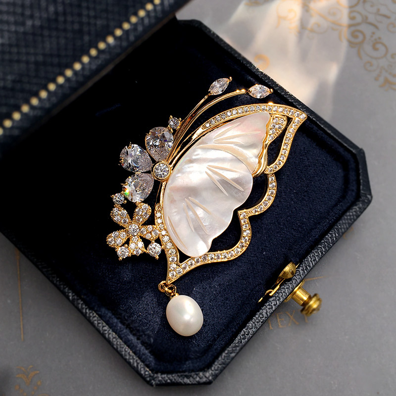 Plum blossom brooch, high-end women's Korean style, luxurious and elegant, fashionable coat pin accessory, pearl brooch, versatile.