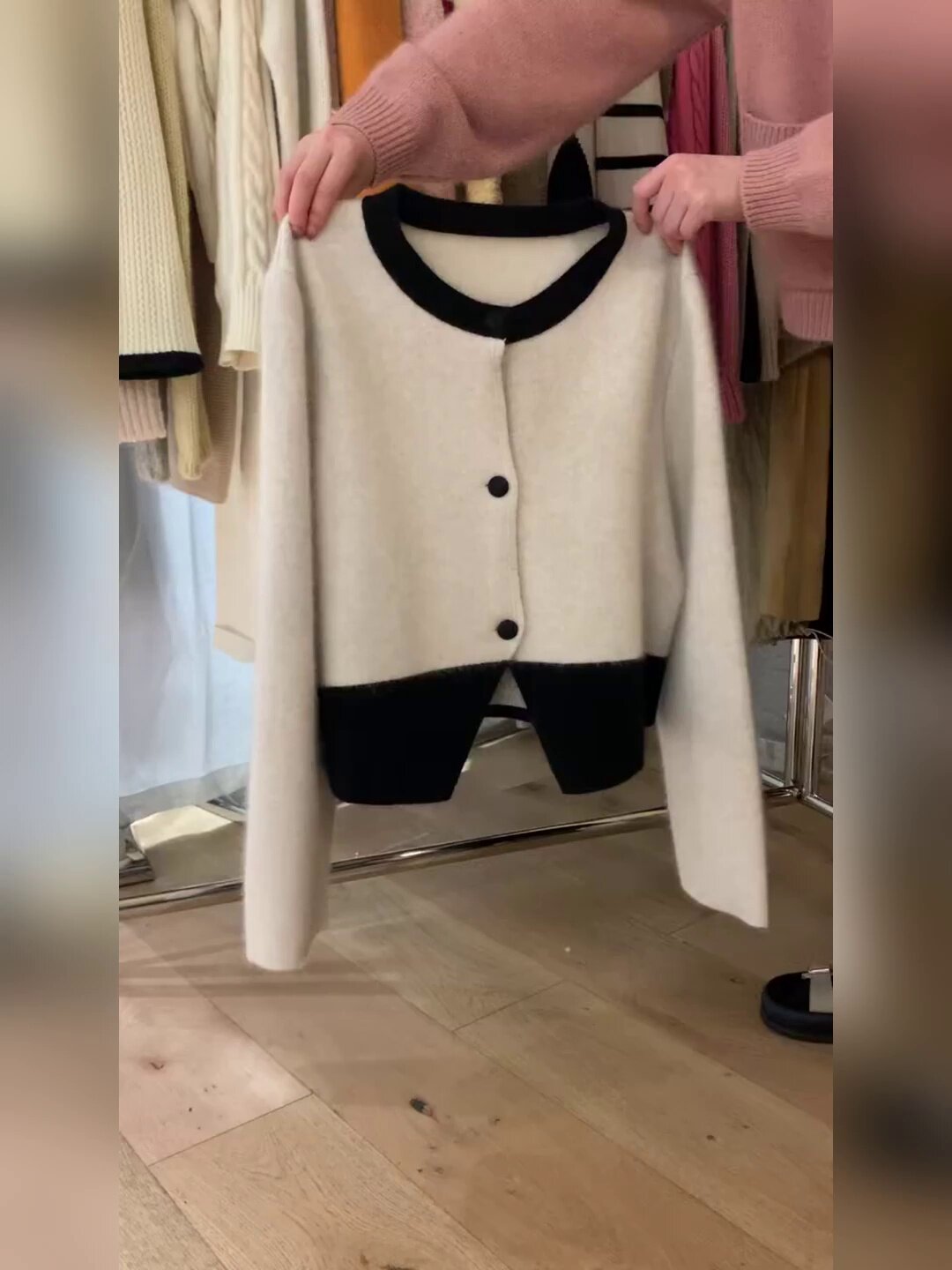 เสื้อผ้าฤดูใบไม้ร่วงและฤดูหนาว จับคู่เป็นเซตครบชุด เสื้อกันหนาว คาร์ดิแกน และกระโปรง นุ่มฟู สไตล์ชาเนล แบบสองชิ้น ชุดผู้หญิงฤดูใบไม้ร่วงรุ่นใหม่