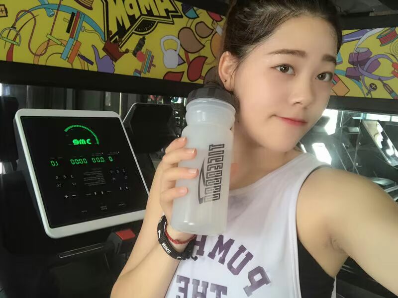 18 mới bóp phun nhựa cầm tay thể thao chai tập thể dục chạy marathon cưỡi chai nước 	bình nước thể thao adidas	