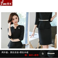 Пиджак классического кроя, черная юбка, брошь, ремень