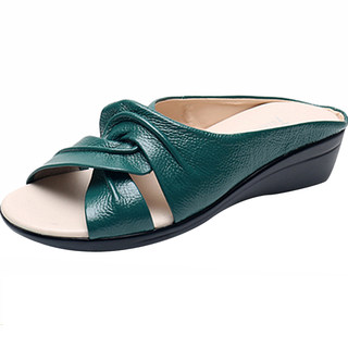 妈妈拖鞋外穿平底软底女夏中年时尚大码凉拖鞋真皮凉鞋舒适坡跟