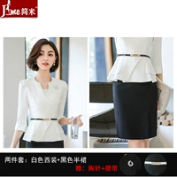 Белый пиджак классического кроя, черная юбка, брошь, ремень